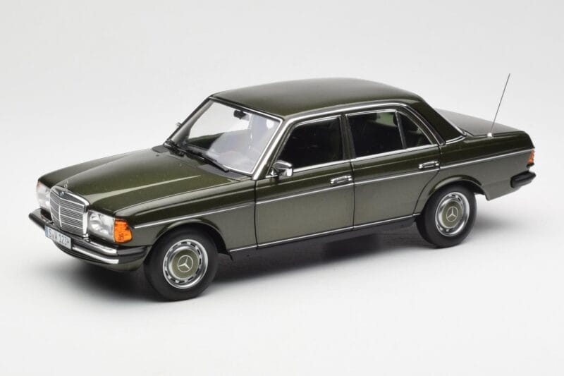 Mercedes 200 W123 Cypress Zelený Metalíza Edice Dealer Norev 1:18 B66040654 Kov