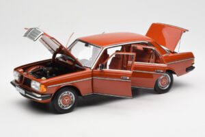 Mercedes 200 W123 English Červený Edice Dealer Norev 1:18 B66040653 Kov – obrázek 2 z 8