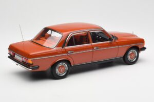Mercedes 200 W123 English Červený Edice Dealer Norev 1:18 B66040653 Kov – obrázek 3 z 8