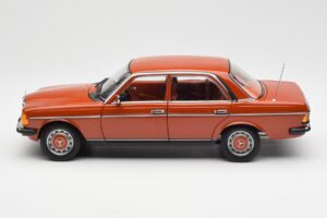 Mercedes 200 W123 English Červený Edice Dealer Norev 1:18 B66040653 Kov – obrázek 4 z 8