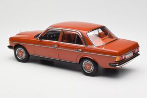Mercedes 200 W123 English Červený Edice Dealer Norev 1:18 B66040653 Kov – obrázek 7 z 8