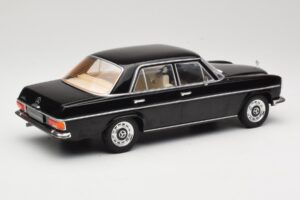 Mercedes 220D W115 Černý MCG 1:18 MCG18117 Kov – obrázek 2 z 6