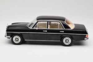 Mercedes 220D W115 Černý MCG 1:18 MCG18117 Kov – obrázek 3 z 6