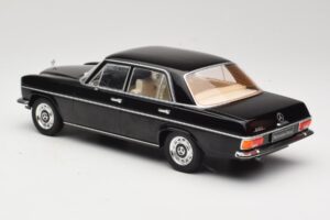 Mercedes 220D W115 Černý MCG 1:18 MCG18117 Kov – obrázek 5 z 6