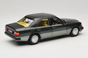 Mercedes 230E W124 Night Green Metallic Norev 1:18 183952 Kov – obrázek 3 z 8
