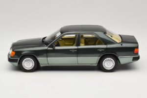 Mercedes 230E W124 Night Green Metallic Norev 1:18 183952 Kov – obrázek 4 z 8