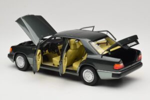Mercedes 230E W124 Night Green Metallic Norev 1:18 183952 Kov – obrázek 5 z 8