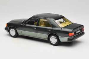 Mercedes 230E W124 Night Green Metallic Norev 1:18 183952 Kov – obrázek 7 z 8