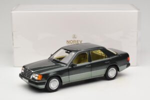 Mercedes 230E W124 Night Green Metallic Norev 1:18 183952 Kov – obrázek 8 z 8