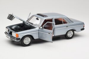 Mercedes 230E W123 Stříbrný & Světle Modrý Revell 1:18 08407 Kov – obrázek 2 z 8