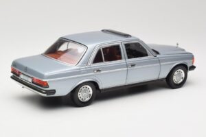 Mercedes 230E W123 Stříbrný & Světle Modrý Revell 1:18 08407 Kov – obrázek 3 z 8