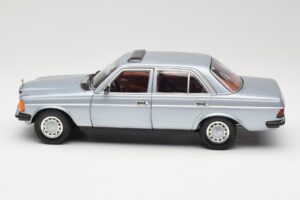 Mercedes 230E W123 Stříbrný & Světle Modrý Revell 1:18 08407 Kov – obrázek 4 z 8