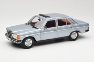 Mercedes 230E W123 Stříbrný & Světle Modrý Revell 1:18 08407 Kov