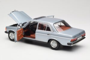 Mercedes 230E W123 Stříbrný & Světle Modrý Revell 1:18 08407 Kov – obrázek 5 z 8