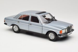 Mercedes 230E W123 Stříbrný & Světle Modrý Revell 1:18 08407 Kov – obrázek 6 z 8