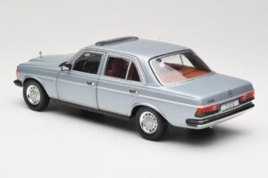 Mercedes 230E W123 Stříbrný & Světle Modrý Revell 1:18 08407 Kov – obrázek 7 z 8