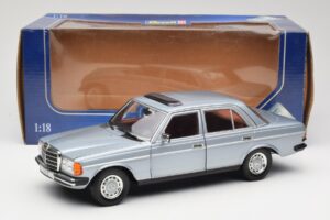 Mercedes 230E W123 Stříbrný & Světle Modrý Revell 1:18 08407 Kov – obrázek 8 z 8