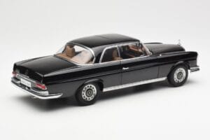 Mercedes 280 SE W111 Coupe Černý AUTOart 1:18 76286 Kov – obrázek 3 z 8