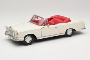 Mercedes 280 SE W108 Bílý Maisto 1:18 52111 Kov
