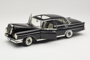 Mercedes 300 SE W112 Black Metallic Revell 1:18 08910 Kov – obrázek 2 z 8