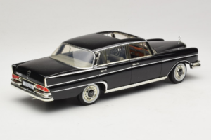 Mercedes 300 SE W112 Black Metallic Revell 1:18 08910 Kov – obrázek 3 z 8