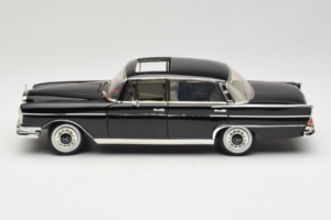 Mercedes 300 SE W112 Black Metallic Revell 1:18 08910 Kov – obrázek 4 z 8