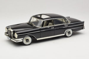 Mercedes 300 SE W112 Black Metallic Revell 1:18 08910 Kov