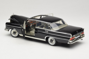 Mercedes 300 SE W112 Black Metallic Revell 1:18 08910 Kov – obrázek 5 z 8