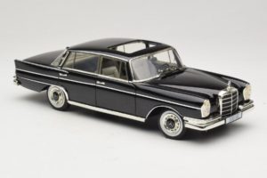 Mercedes 300 SE W112 Black Metallic Revell 1:18 08910 Kov – obrázek 6 z 8