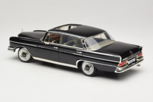Mercedes 300 SE W112 Black Metallic Revell 1:18 08910 Kov – obrázek 7 z 8