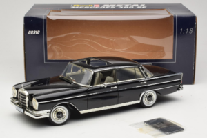 Mercedes 300 SE W112 Black Metallic Revell 1:18 08910 Kov – obrázek 8 z 8