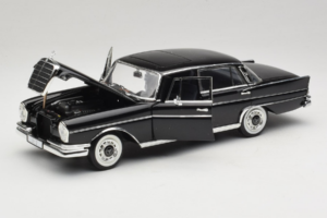 Mercedes 300 SE Černý s Figurkami Revell 1:18 9050 Kov – obrázek 3 z 9