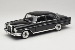 Mercedes 300 SE Černý s Figurkami Revell 1:18 9050 Kov
