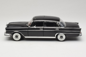Mercedes 300 SE Černý s Figurkami Revell 1:18 9050 Kov – obrázek 5 z 9