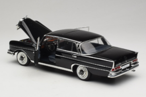 Mercedes 300 SE Černý s Figurkami Revell 1:18 9050 Kov – obrázek 6 z 9