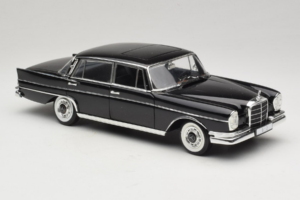 Mercedes 300 SE Černý s Figurkami Revell 1:18 9050 Kov – obrázek 7 z 9