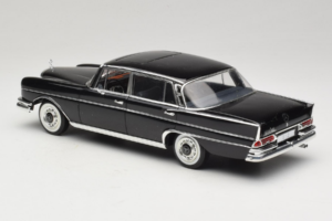 Mercedes 300 SE Černý s Figurkami Revell 1:18 9050 Kov – obrázek 8 z 9