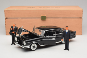 Mercedes 300 SE Černý s Figurkami Revell 1:18 9050 Kov – obrázek 9 z 9