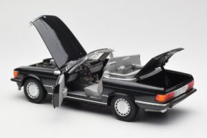 Mercedes 300 SL R107 Černý Pearl Edice Dealer Norev 1:18 B66040678 Kov – obrázek 7 z 10