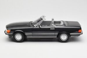 Mercedes 300 SL R107 Černý Pearl Edice Dealer Norev 1:18 B66040678 Kov – obrázek 6 z 10