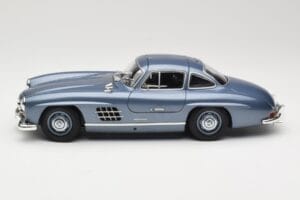 Mercedes 300 SL W198 Gullwing Light Blue Metallic Minichamps 1:18 110037220 Kov – obrázek 4 z 8