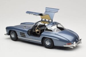 Mercedes 300 SL W198 Gullwing Light Blue Metallic Minichamps 1:18 110037220 Kov – obrázek 5 z 8
