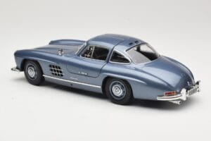Mercedes 300 SL W198 Gullwing Light Blue Metallic Minichamps 1:18 110037220 Kov – obrázek 7 z 8