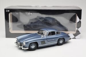 Mercedes 300 SL W198 Gullwing Light Blue Metallic Minichamps 1:18 110037220 Kov – obrázek 8 z 8