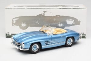 Mercedes 300 SL W198 Roadster Hardtop Light Blue Metallic Minichamps 1:18 180039042 Kov – obrázek 9 z 9