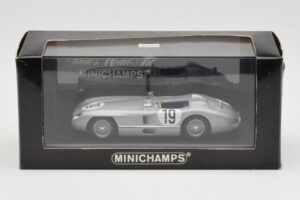 Mercedes 300 SLR #19 J.M. Fangio / S. Moss 24 Hours of Le Mans 1955 Minichamps 1:43 B66040253 Kov – obrázek 4 z 4