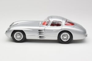Mercedes 300 SLR Uhlenhaut Coupe Stříbrný Maisto 1:18 36898 Kov – obrázek 4 z 8