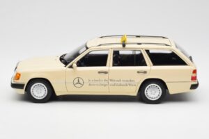 Mercedes 300D S124 T-Model Světlá Slonová Kost Taxi Edice Dealer Norev 1:18 B66040702 Kov – obrázek 4 z 8