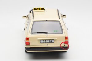 Mercedes 300D S124 T-Model Světlá Slonová Kost Taxi Edice Dealer Norev 1:18 B66040702 Kov – obrázek 8 z 8