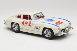 Mercedes 300SL #452 Mille Miglia 1955 Bílý Bburago 1:18 3015-M2 Kov – obrázek 6 z 8